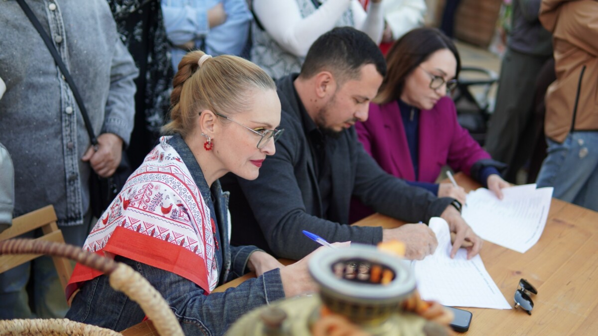 С живыми курицами и в бусах из бубликов вышли армавирки на подиум в Городском парке