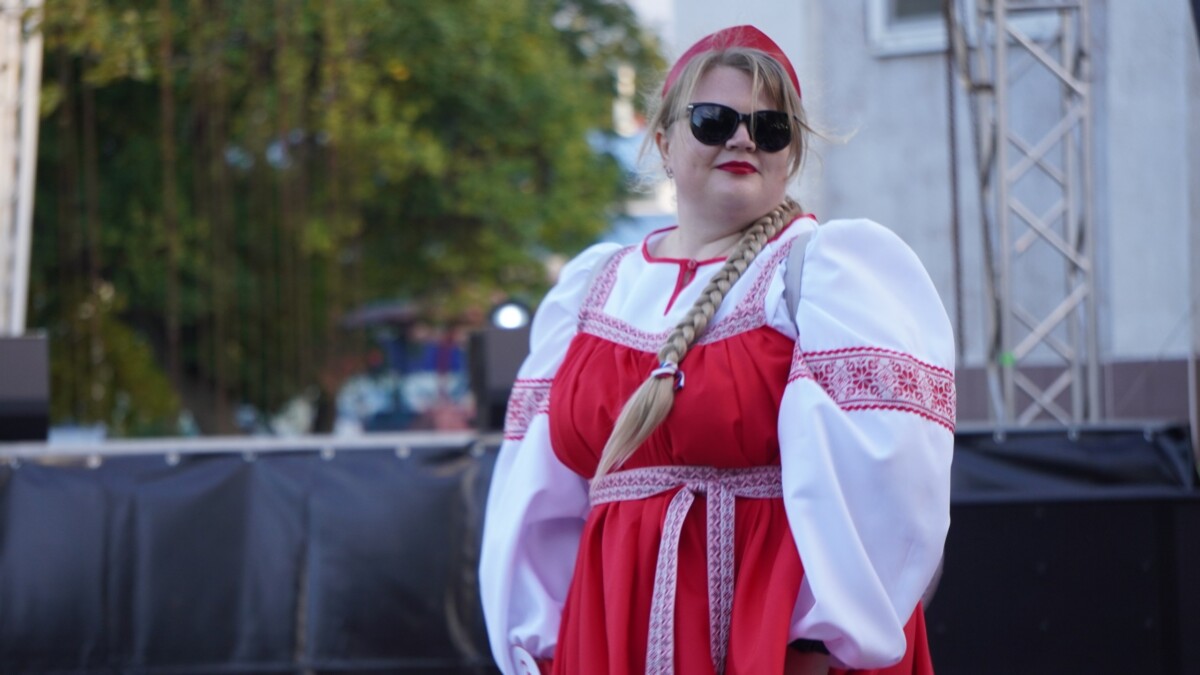 С живыми курицами и в бусах из бубликов вышли армавирки на подиум в Городском парке
