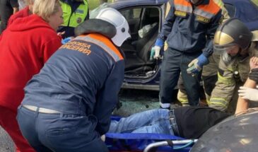 Двух пострадавших в ДТП вытащили спасатели из машин
