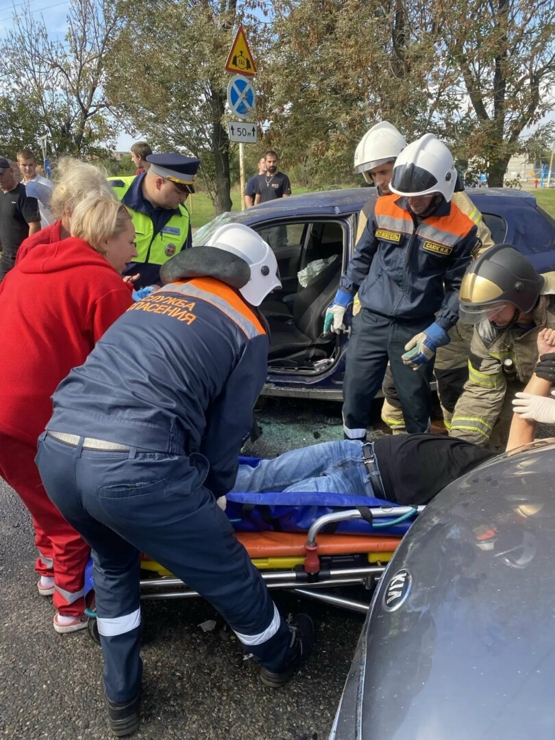 Двух пострадавших в ДТП вытащили спасатели из машин