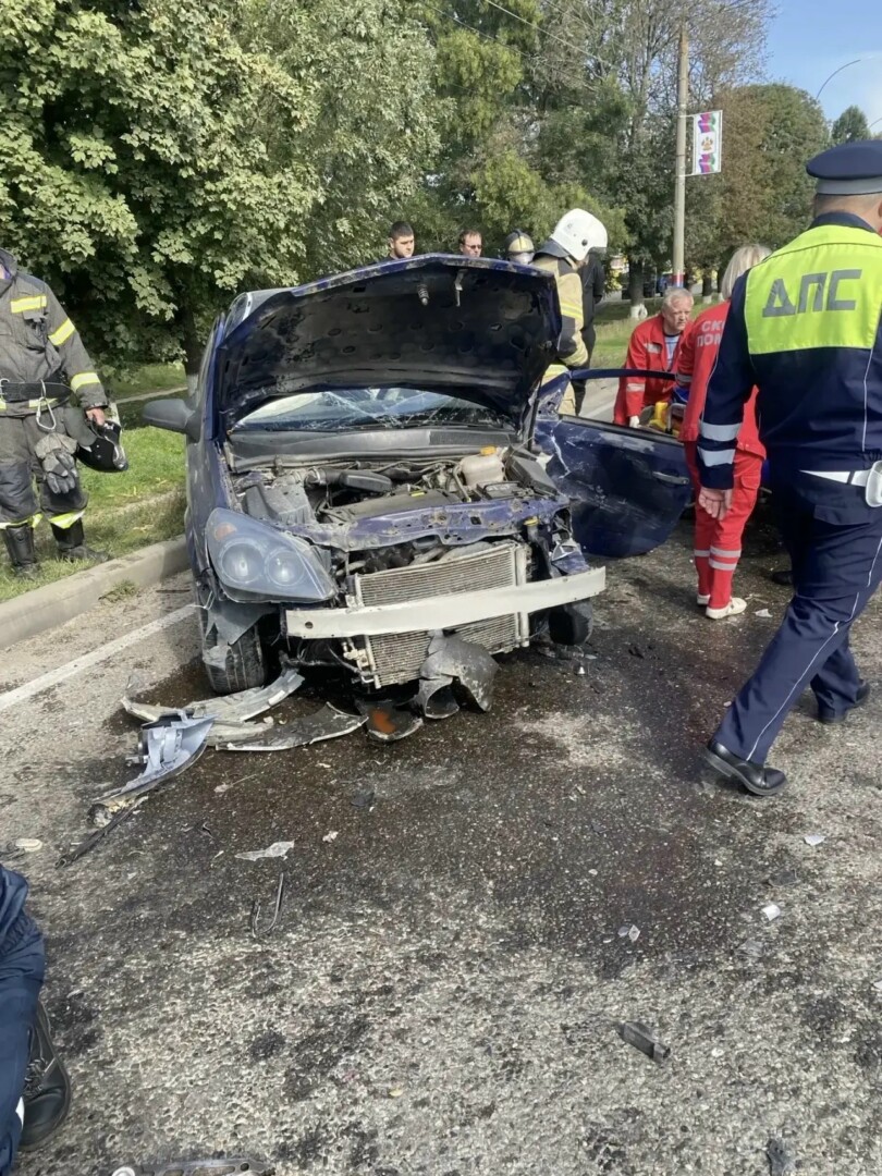 Двух пострадавших в ДТП вытащили спасатели из машин